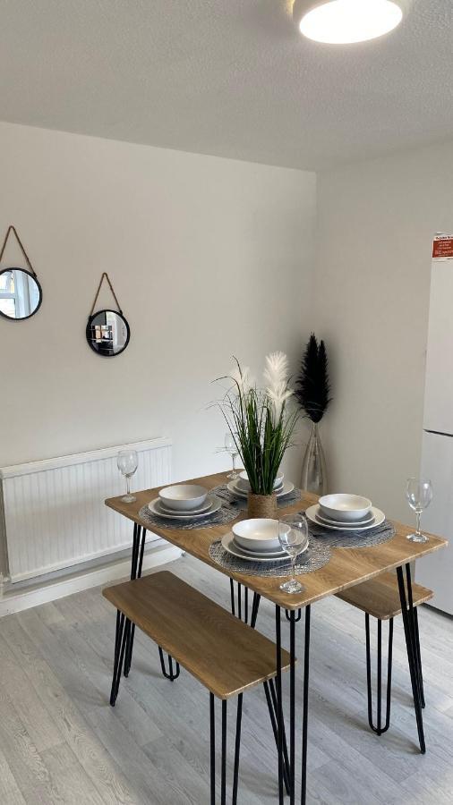 מנצ'סטר Bv Luxury Spacious 3 Bedroom House At Isaac Close מראה חיצוני תמונה